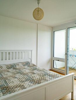 Helle 2-Zimmer-Wohnung mit erstklassiger Einbauküche & Balkon mit Fernblick - Regensburg