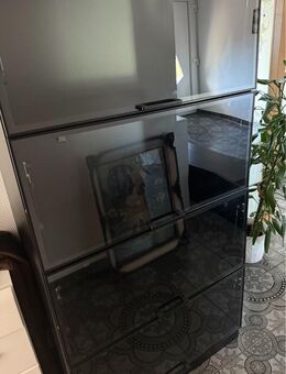 Vitrine mit LEDs - Lähden
