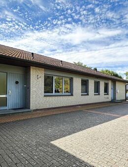 Viel Platz, viele Möglichkeiten - Bungalow mit Einliegerwohnung, Pool und Sauna, Garagen uvm. - Fredenbeck