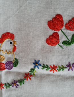 Schöne handgestickte Oster Tischdecke Hühner und Tulpen Vintage - Gründau