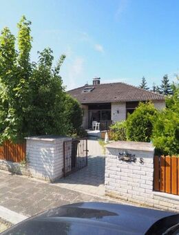 Bungalow mit uneinsehbarem Garten, 2 Garagen und viel Nutzflläche (über 100m²) in Pyrbaum - Pyrbaum