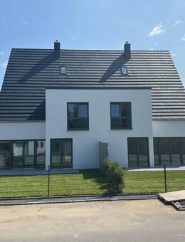 ISERNHAGEN NB : NEUBAU Familienfreundliche Komfort - Doppelhaushälfte mit 6 Zi. und gr. Carport - Isernhagen