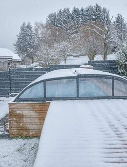 Einfamilienhaus mit Einliegerwohnung, Wintergarten und beheiztem Pool auf großem Grundstück - Steiningen