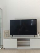 Hochglanz-weiße TV-Kommode mit Glasregal in 88709