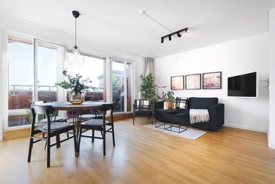 Sunny 3-room top floor flat in a prime location