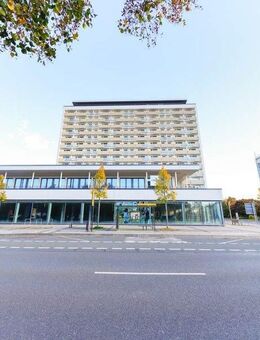 Sonnige Eleganz: Großzügige Etagenwohnung mit Loggia und moderner Einbauküche - Dresden