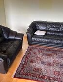 Schwarzes Ledersofa (3 und 2 Sitzer) zu verschenken in 79540