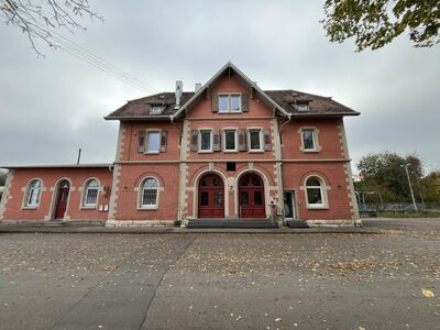 Zwangsversteigerung: Kernsaniertes Bahnhofsgebäude mit Gaststätte & Wohnungen