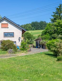 Freistehendes, ausbaufähiges Bauernhaus mit 3 Wohneinheiten + Nebengebäude (Stallungen, Scheune) - Much