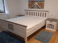 Landhaus Schlafzimmer-Set, weiß, mit neuwertigen Luxus-Matratzen und Lattenroste, 180x200 - Geldern