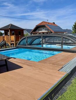 Modernes Einfamilienhaus mit Einliegerwohnung, Wintergarten und beheiztem Pool auf großem Grundstück - Steiningen