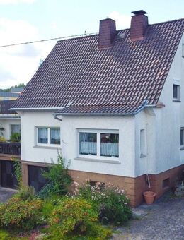 Einfamilienhaus mit 2 Garagen und großem Garten - Westerburg