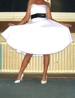 Schickes weißes Orsay Kleid, Midikleid, knielang, mit schwarzem Gürtel, Gr. 34 - Düsseldorf