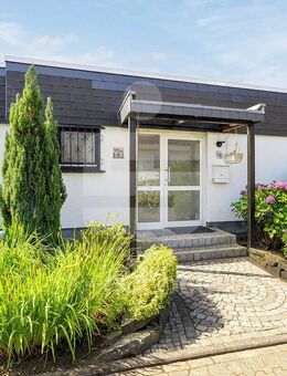 Attraktiver Winkelbungalow mit 2 Garagen in bevorzugter Höhenlage. - Bergisch Gladbach