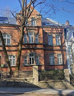 Kreuzbergviertel: Teilsaniertes Jugendstil-Mehrfamilienhaus mit weiterem Fertigstellungsbedarf und Baugenehmigung für große Balkone - Münchberg