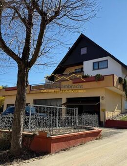 Zweifamilienhaus mit XXL-Terrasse & Garagen für bis zu 8 Fahrzeuge - Raumwunder in Oberrotweil! - Vogtsburg (Kaiserstuhl)