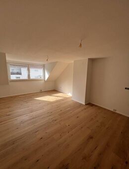 Provisionsfrei! - Sanierte und freie 2-Zimmer Wohnung mit Stellplatz zentral in Emskirchen - Emskirchen