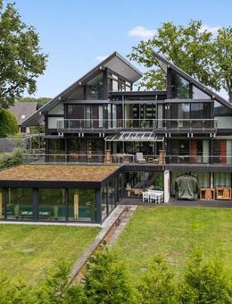 Repräsentative Villa mit Einliegerwohnung, Pool und Fitnessbereich, 2 Doppelgaragen - Brüggen (Burggemeinde)