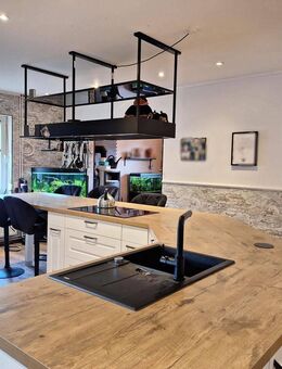 Wohnhaus mit 257 m² Wohnfläche - große Wohnküche - 6 Schlafräume - 3 Bäder - 4 Garagen - zentrumsnah - Schortens