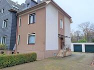 Gemütliches Zweifamilienhaus mit zwei Garagen und großem Garten in Duisburg-Aldenrade - Duisburg