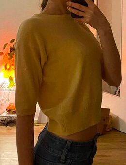 Gelber Pullover - München
