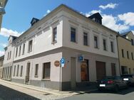 Renovierungsbedürftiges Stadthaus mit einer fertigen Wohnung im Zentrum von Elsterberg - Elsterberg