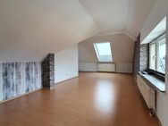 Wohn(t)raum mit Ausblick: 3 Zimmer im DG mit Altbaucharme und großem Balkon - Gotha