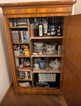 Antiker Biedermeier-Kleiderschrank mit Nussbaumfurnier – charmantes Originalstück - Regensburg