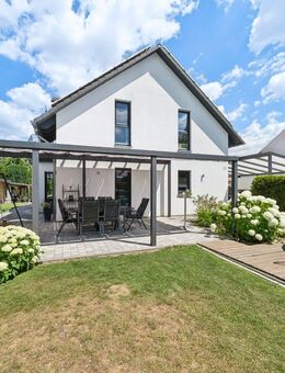 Stilvolles Einfamilienhaus mit hochwertigen Außenanlagen in TOP-Lage in Niederaichbach - Niederaichbach