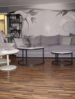 Sehr gepflegtes, renoviertes 3-FH mit 5 Balkons und wunderschönem Fernblick, 3 Garagen mit Stellplät - Pirmasens