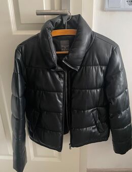 Schwarze Steppjacke aus Kunstleder – stylisch & warm - Krefeld