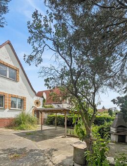 Sanierungsbedürftiges Einfamilienhaus mit traditionellem Flair auf einem großen Grundstück in Halle - Halle (Saale)