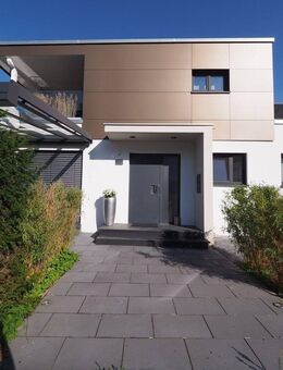 Terrassenhaus mit ELW, 4 Bädern, Wellness-Bereich und hochwertiger Ausstattung in Hanglage - Senden (Bayern)