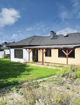 Wohnen in begehrter Ortsrandlage... gepflegter Walmdachbungalow mit Garage auf 779m² großem Grund, Einbauküche inklusive! - Burgpreppach