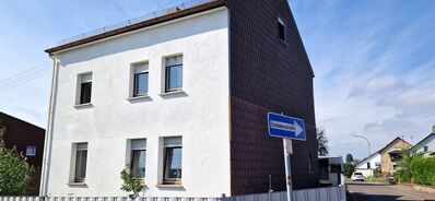 Reserviert! Schwalbach: Freistehendes Einfamilienhaus mit Garten und Garage in ruhiger Lage