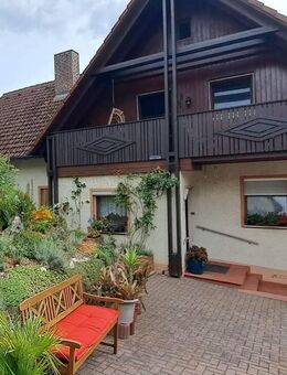 Charmantes Ein-/Zweifamilienhaus mit idyllischem Garten, Doppelgarage und vielseitigen Nebengebäuden in 96142 Hollfeld - Hollfeld