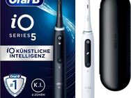 Oral-B Elektrische Zahnbürste iO 5 Duopack, Aufsteckbürsten: 2 St., mit Magnet-Technologie, LED-Anzeige, 5 Putzmodi, Reiseetui
