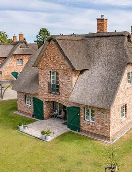 Architektur im Doppel - Modernes Wohnen unterm Reetdach unweit der Ostsee - Grömitz