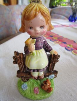 Bisquit Porzellan Mädchen Figur auf Zaun sitzend - Weichs