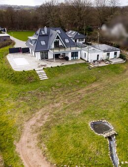 Im Auftrag: Seltene Gelegenheit - Familienanwesen mit parkähnlichen Grundstück und direktem Zugang zum Molfsee, Pool und großer Garage - Molfsee