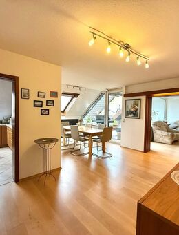 Charmante 4,5 Zimmer-Dachgeschosswohnung mit Sonnenbalkon in Bretten - Bretten