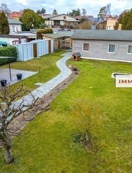 IMMOBERLIN.DE - Teilbares Grundstück mit Bungalow in familienfreundlicher Lage - Berlin