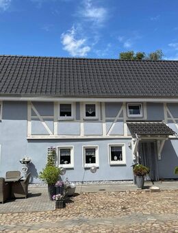 Resthof mit saniertem Wohnhaus, großen Nebengebäuden geeignet für Pferdehaltung - Querenhorst