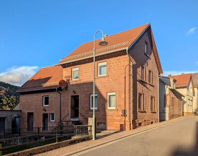 Charmantes Sandsteinhaus mit viel Potenzial