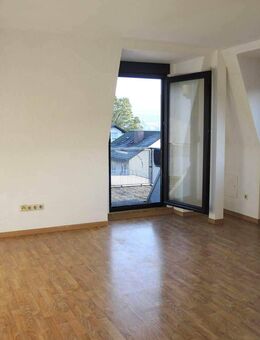 Helle 2-Zimmer-Dachgeschosswohnung mit Stadtblick, Balkon & Garage – 62 m² – bezugsfähig ab ca. 15.11.2025 - Bad Brückenau