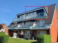 Modernisierte Dachgeschosswohnung mit zwei Zimmern, großem Balkon und ca. 39 m² Wohnfläche auf Eigenland nahe des Büsumer Zentrums - Büsum