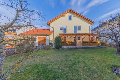 Großzügiges Wohnhaus mit Doppelgarage, Garten und PV-Anlage in Sandersdorf
