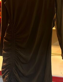 Ich verkaufe mein Kleid für 20 Euro. - Duisburg Zentrum