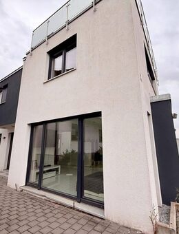 Exklusives Wohnen - Moderne Doppelhaushälfte mit großzügiger Dachterrasse - Rheinau