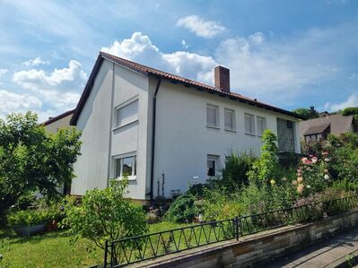 Erdgeschosswohnung sofort beziehbar! Gepflegtes Zweifam.-Haus mit Doppelgarage und Garten in ruhiger Lage, Grund 638m²